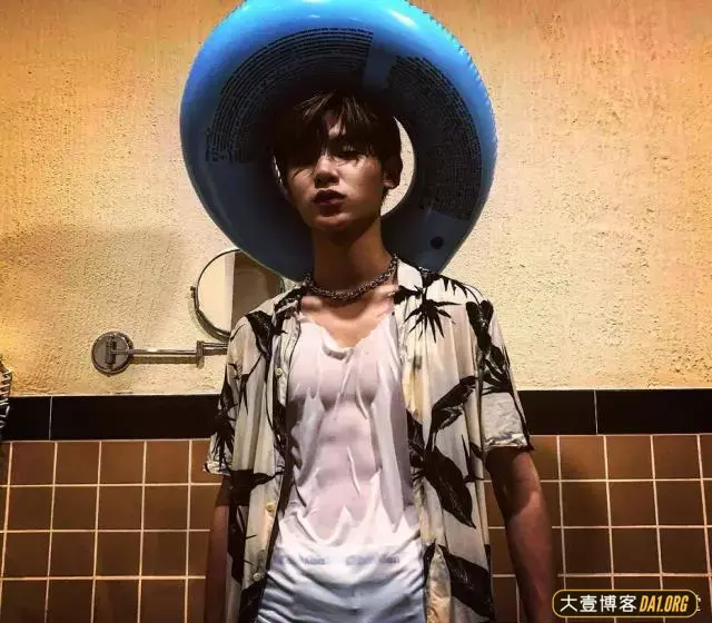 侯明昊剧中赤膊露腹肌,观众:快拿纸,我要流鼻血了! 侯明昊剧中赤膊露腹肌,观众:快拿纸,我要流鼻血了!