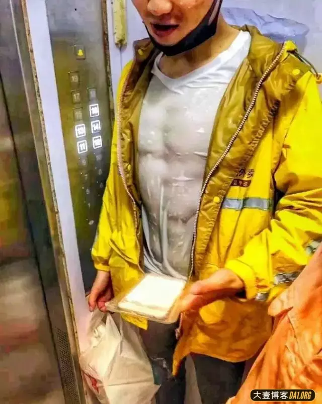 火遍全网的肌肉外卖小哥:胸肌腹肌麒麟臂,你想要什么样的都有! 火遍全网的肌肉外卖小哥:胸肌腹肌麒麟臂,你想要什么样的都有!
