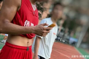 街拍体育生:难得一见的直男操场-大壹博客
