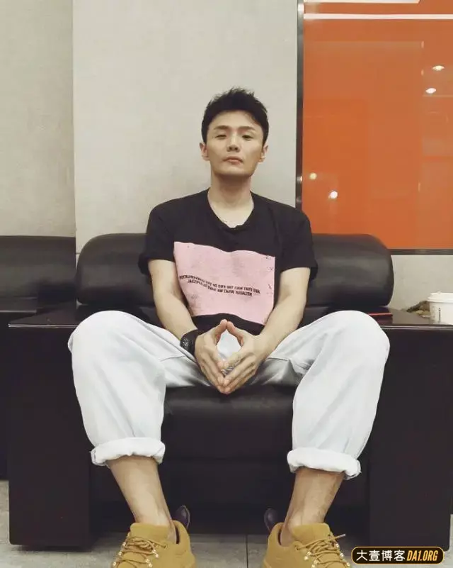 李荣浩自称丑界救星,网友:不管别人怎么说,我觉得你眼睛最迷人 李荣浩自称丑界救星,网友:不管别人怎么说,我觉得你眼睛最迷人