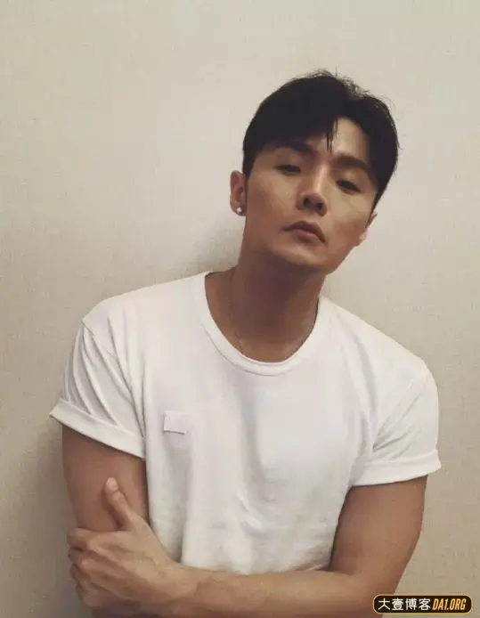 李荣浩自称丑界救星,网友:不管别人怎么说,我觉得你眼睛最迷人 李荣浩自称丑界救星,网友:不管别人怎么说,我觉得你眼睛最迷人
