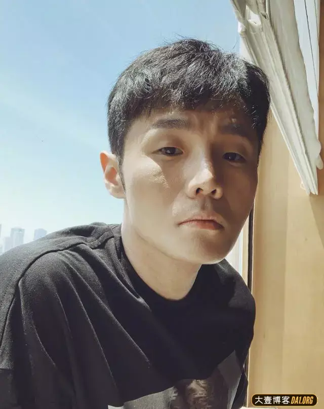 李荣浩自称丑界救星,网友:不管别人怎么说,我觉得你眼睛最迷人 李荣浩自称丑界救星,网友:不管别人怎么说,我觉得你眼睛最迷人