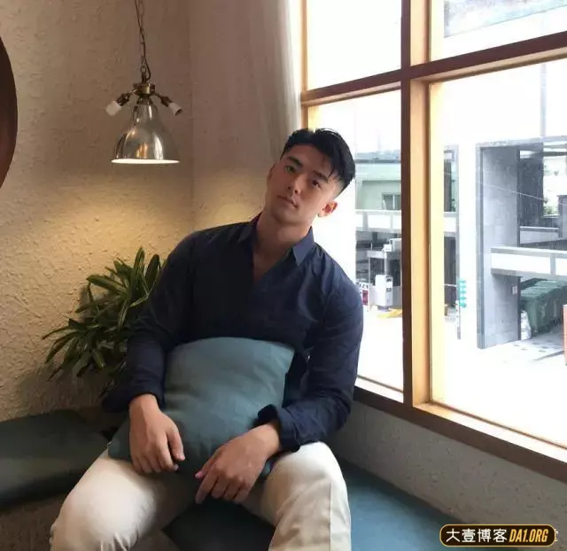 和樊野一起拍照的肌肉男模马肖,纯天然的狂野味道! 和樊野一起拍照的肌肉男模马肖,纯天然的狂野味道!