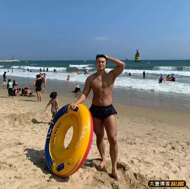 韩国网红男模特朴中贤,夏日海滩照偷了我的心! 韩国网红男模特朴中贤,夏日海滩照偷了我的心!