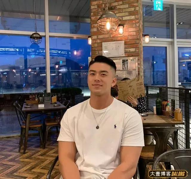 韩国网红男模特朴中贤,夏日海滩照偷了我的心! 韩国网红男模特朴中贤,夏日海滩照偷了我的心!