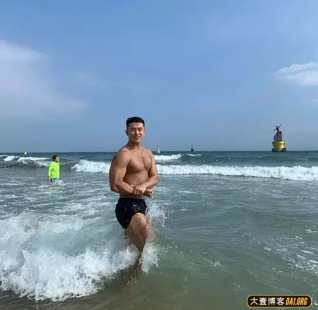韩国网红男模特朴中贤,夏日海滩照偷了我的心! 韩国网红男模特朴中贤,夏日海滩照偷了我的心!