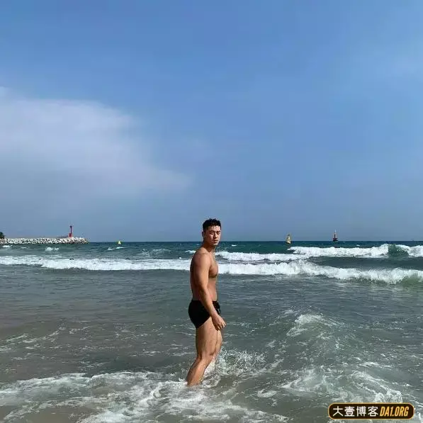 韩国网红男模特朴中贤,夏日海滩照偷了我的心! 韩国网红男模特朴中贤,夏日海滩照偷了我的心!
