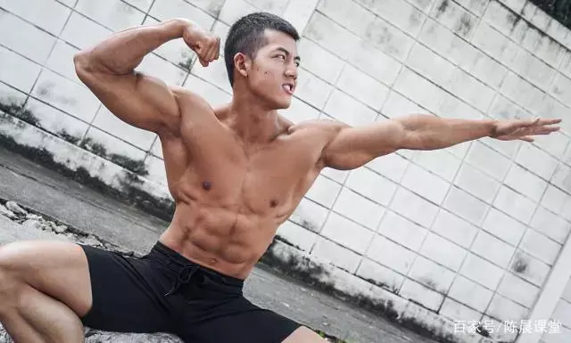 健身教练夏胜杰:黝黑健壮的寸头筋肉男充满阳刚美! 健身教练夏胜杰:黝黑健壮的寸头筋肉男充满阳刚美!