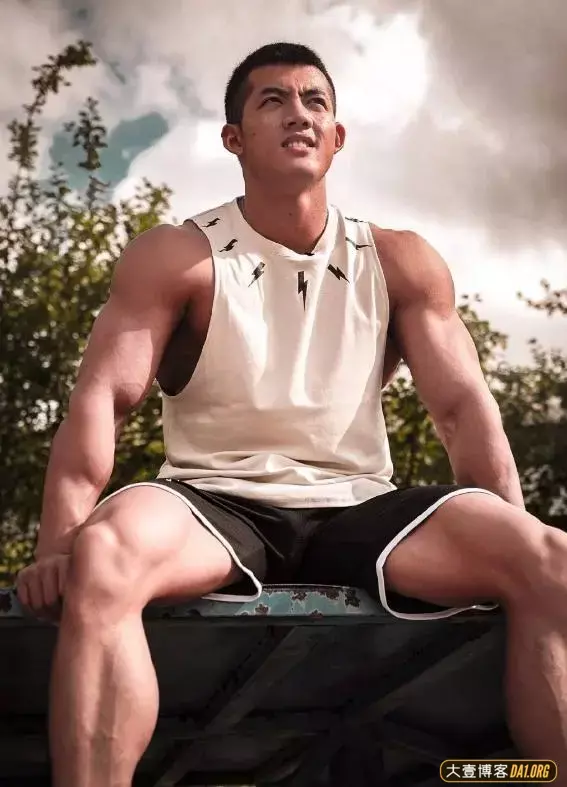 健身教练夏胜杰:黝黑健壮的寸头筋肉男充满阳刚美! 健身教练夏胜杰:黝黑健壮的寸头筋肉男充满阳刚美!