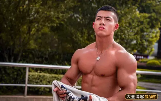 健身教练夏胜杰:黝黑健壮的寸头筋肉男充满阳刚美! 健身教练夏胜杰:黝黑健壮的寸头筋肉男充满阳刚美!
