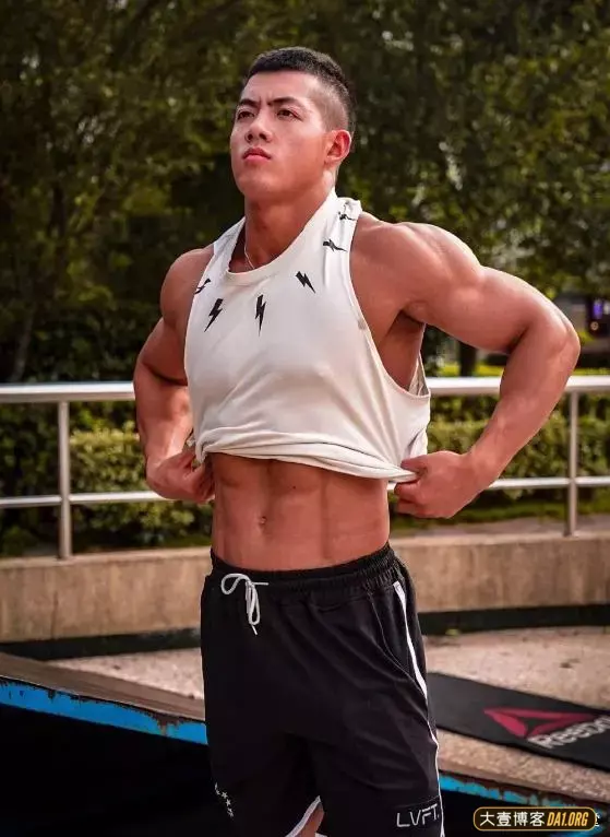 健身教练夏胜杰:黝黑健壮的寸头筋肉男充满阳刚美! 健身教练夏胜杰:黝黑健壮的寸头筋肉男充满阳刚美!