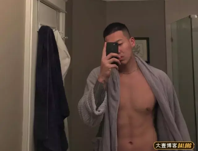 篮球肌肉帅哥耿浩伦:长腿翘臀公狗腰,花臂纹身痞味十足! 篮球肌肉帅哥耿浩伦:长腿翘臀公狗腰,花臂纹身痞味十足!