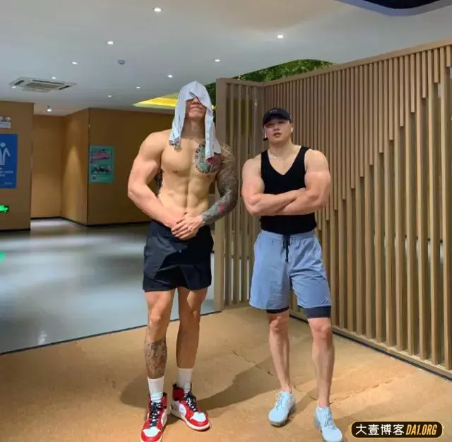 篮球肌肉帅哥耿浩伦:长腿翘臀公狗腰,花臂纹身痞味十足! 篮球肌肉帅哥耿浩伦:长腿翘臀公狗腰,花臂纹身痞味十足!