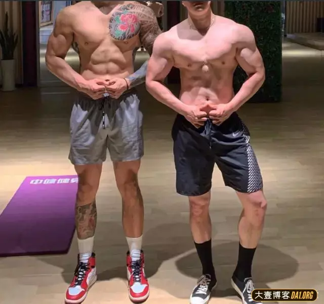 篮球肌肉帅哥耿浩伦:长腿翘臀公狗腰,花臂纹身痞味十足! 篮球肌肉帅哥耿浩伦:长腿翘臀公狗腰,花臂纹身痞味十足!