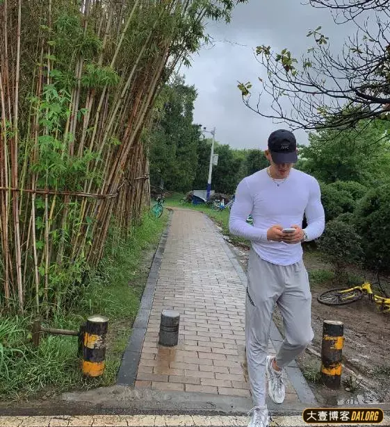 篮球肌肉帅哥耿浩伦:长腿翘臀公狗腰,花臂纹身痞味十足! 篮球肌肉帅哥耿浩伦:长腿翘臀公狗腰,花臂纹身痞味十足!