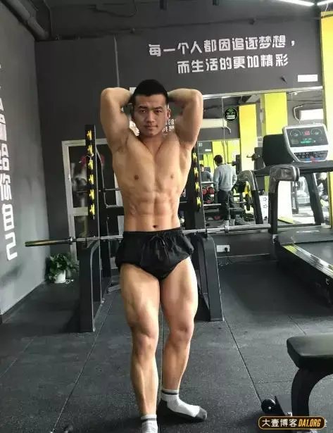 健身教练忠告:健身时不要专注于自己喜欢的,要全面发展! 健身教练忠告:健身时不要专注于自己喜欢的,要全面发展!