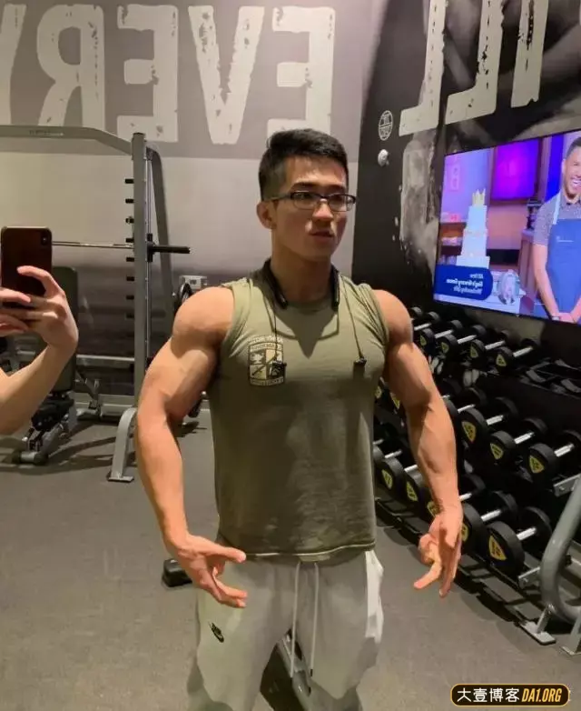 健身没有捷径,只有踏踏实实的训练,才会有所成就! 健身没有捷径,只有踏踏实实的训练,才会有所成就!