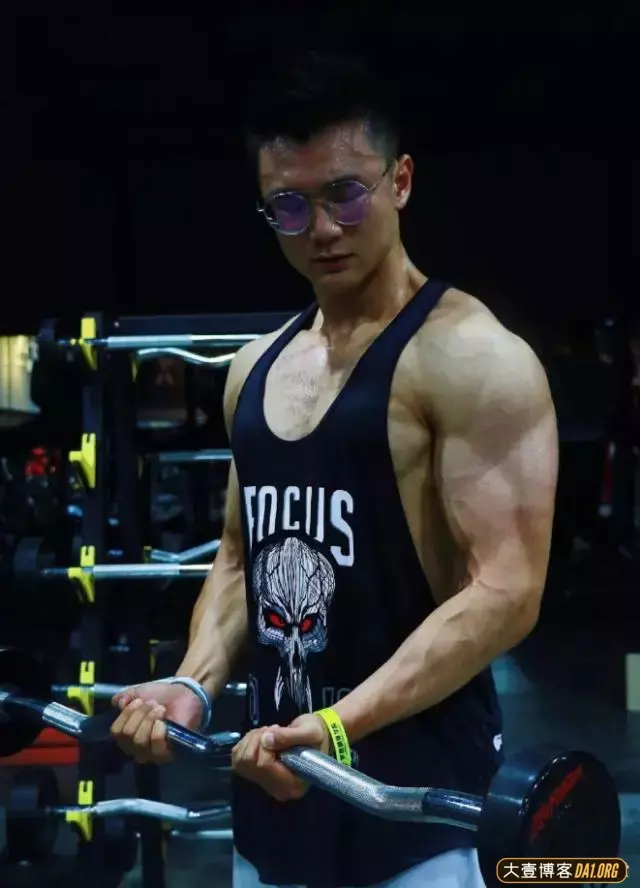 北京建筑大学生健身：从被嫌弃的胖子变现在受欢迎的筋肉男！-大壹博客