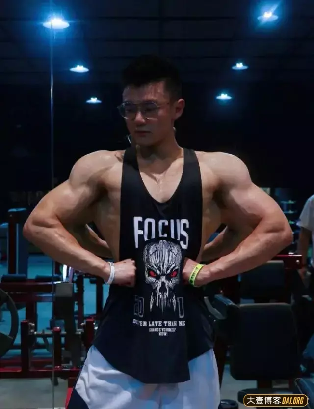 北京建筑大学生健身：从被嫌弃的胖子变现在受欢迎的筋肉男！