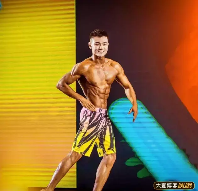 北京建筑大学生健身：从被嫌弃的胖子变现在受欢迎的筋肉男！