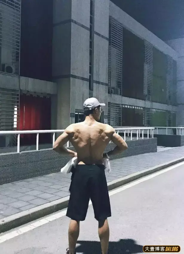 北京建筑大学生健身：从被嫌弃的胖子变现在受欢迎的筋肉男！