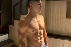 凭借晏人物新写真走红的奶油帅哥洪仕晟,到底多大了?-大壹博客