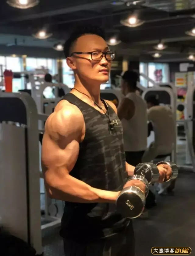 私人教练教导：要全面发展，均衡发展胸肩背腿