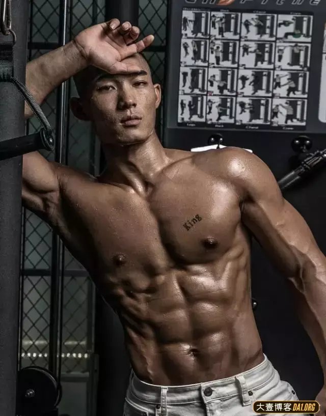 健身教练讲述自己:胖子到健体运动员的逆袭! 健身教练讲述自己:胖子到健体运动员的逆袭!