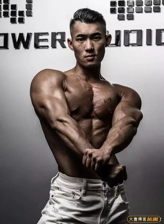 健身教练讲述自己:胖子到健体运动员的逆袭! 健身教练讲述自己:胖子到健体运动员的逆袭!