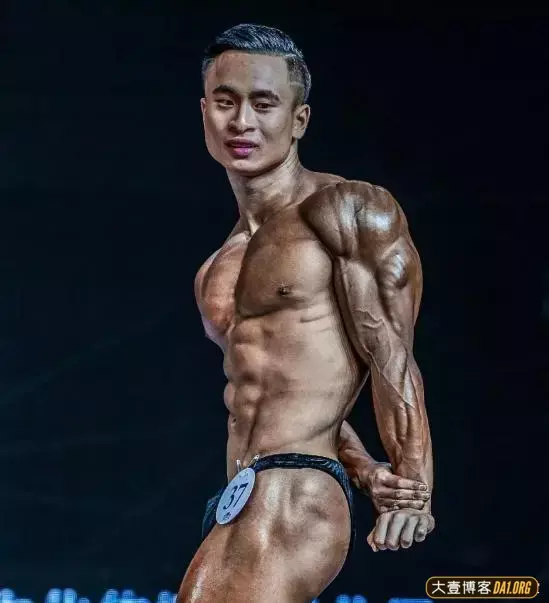 浙江大学生撸铁:只要有付出就一定有回报! 浙江大学生撸铁:只要有付出就一定有回报!