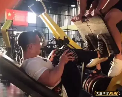 浙江大学生撸铁:只要有付出就一定有回报! 浙江大学生撸铁:只要有付出就一定有回报!