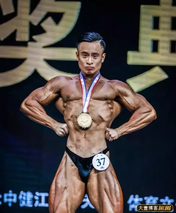 浙江大学生撸铁:只要有付出就一定有回报! 浙江大学生撸铁:只要有付出就一定有回报!