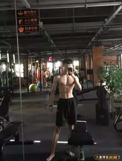 湖北健身爱好者:健身就是要一步一个脚印的慢慢前进! 湖北健身爱好者:健身就是要一步一个脚印的慢慢前进!