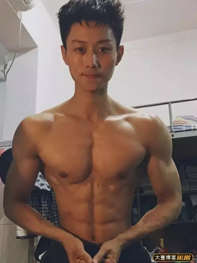湖北健身爱好者:健身就是要一步一个脚印的慢慢前进! 湖北健身爱好者:健身就是要一步一个脚印的慢慢前进!