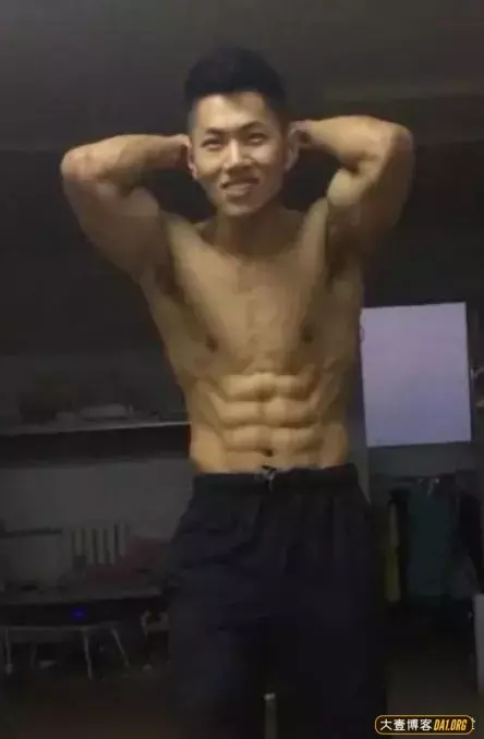 郑大小伙:健身一种积极向上的态度,一种严于利己的坚持! 郑大小伙:健身一种积极向上的态度,一种严于利己的坚持!