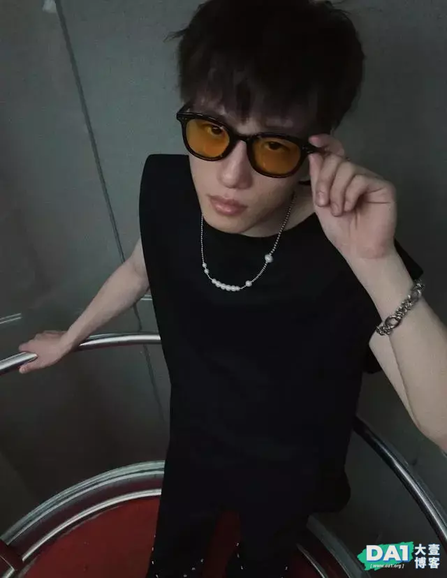 斯文阳光、酷帅十足的文艺小哥哥,自拍生活照,这气质做男模都行 斯文阳光、酷帅十足的文艺小哥哥,自拍生活照,这气质做男模都行