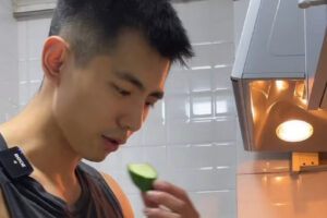 认真做事的男生特别有魅力，你见过这么阳光帅气又会做饭的小哥吗-大壹博客