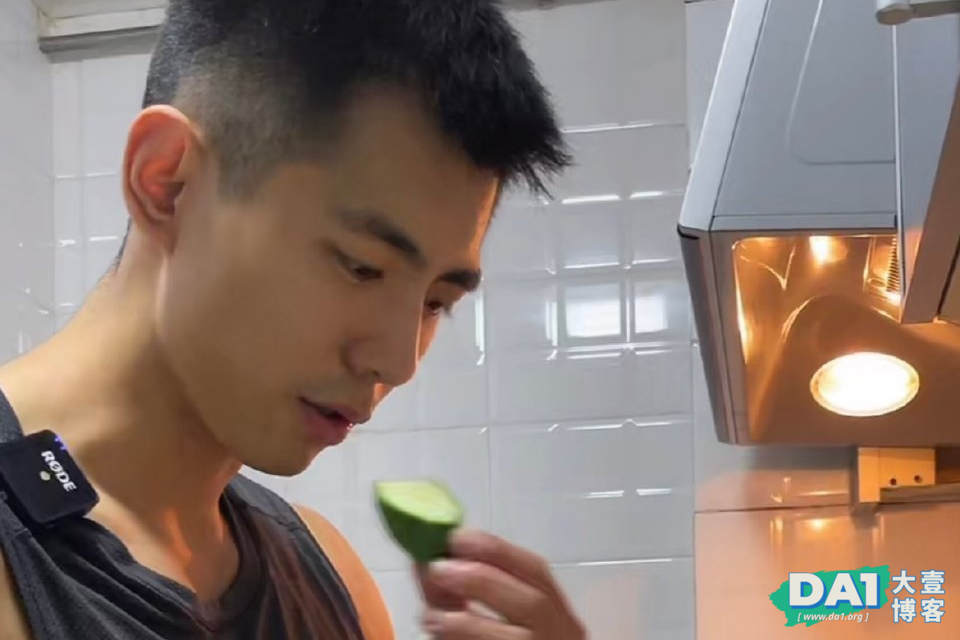 认真做事的男生特别有魅力，你见过这么阳光帅气又会做饭的小哥吗-大壹博客
