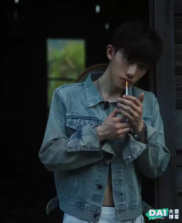 师范大学的艺术生太帅了,纯天然拍摄写真,给你不一样的视觉效果 师范大学的艺术生太帅了,纯天然拍摄写真,给你不一样的视觉效果