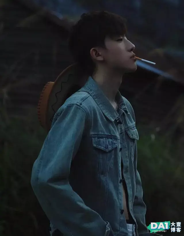 师范大学的艺术生太帅了,纯天然拍摄写真,给你不一样的视觉效果 师范大学的艺术生太帅了,纯天然拍摄写真,给你不一样的视觉效果