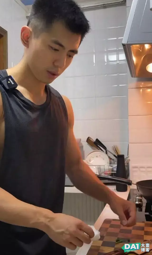 认真做事的男生特别有魅力,你见过这么阳光帅气又会做饭的小哥吗 认真做事的男生特别有魅力,你见过这么阳光帅气又会做饭的小哥吗