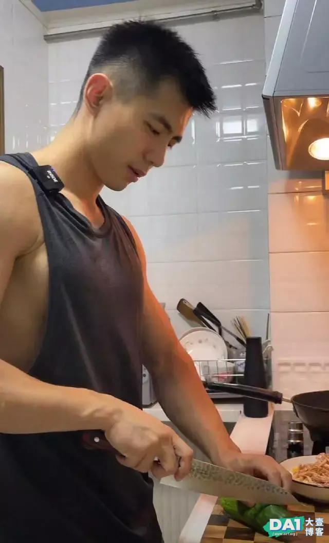 认真做事的男生特别有魅力,你见过这么阳光帅气又会做饭的小哥吗 认真做事的男生特别有魅力,你见过这么阳光帅气又会做饭的小哥吗