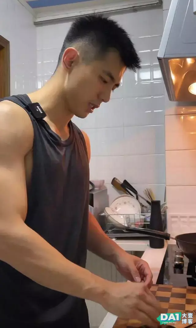 认真做事的男生特别有魅力,你见过这么阳光帅气又会做饭的小哥吗 认真做事的男生特别有魅力,你见过这么阳光帅气又会做饭的小哥吗