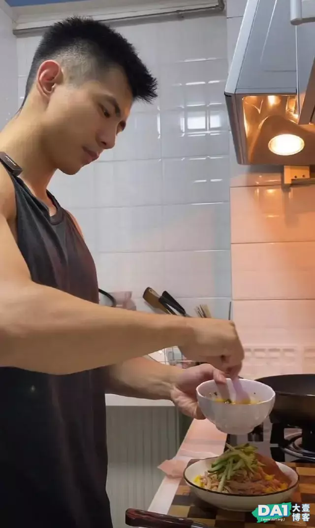 认真做事的男生特别有魅力,你见过这么阳光帅气又会做饭的小哥吗 认真做事的男生特别有魅力,你见过这么阳光帅气又会做饭的小哥吗