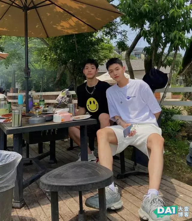 初秋的午后和英俊的室友小哥哥同框合影,享受着夏天的最后时光! 初秋的午后和英俊的室友小哥哥同框合影,享受着夏天的最后时光!