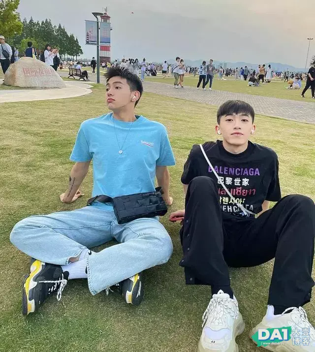 初秋的午后和英俊的室友小哥哥同框合影,享受着夏天的最后时光! 初秋的午后和英俊的室友小哥哥同框合影,享受着夏天的最后时光!
