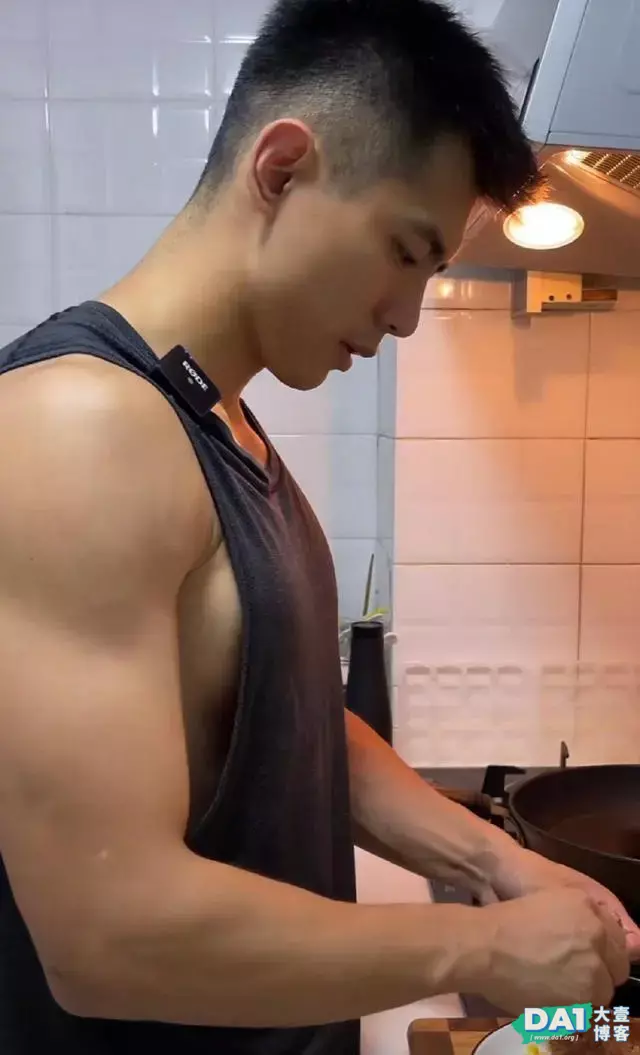 认真做事的男生特别有魅力,你见过这么阳光帅气又会做饭的小哥吗 认真做事的男生特别有魅力,你见过这么阳光帅气又会做饭的小哥吗