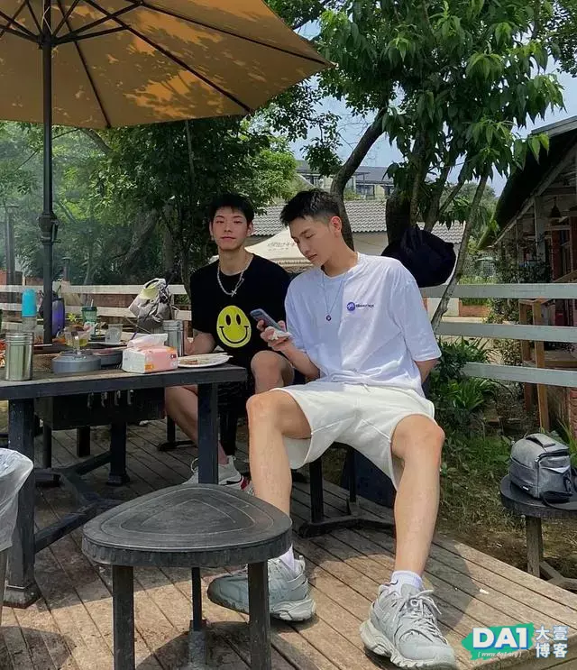 初秋的午后和英俊的室友小哥哥同框合影,享受着夏天的最后时光! 初秋的午后和英俊的室友小哥哥同框合影,享受着夏天的最后时光!