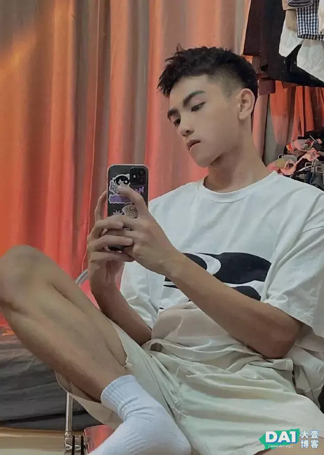 清秀阳光文艺小奶狗,有颜值的男生就喜欢自拍,一张俊脸让人着迷 清秀阳光文艺小奶狗,有颜值的男生就喜欢自拍,一张俊脸让人着迷