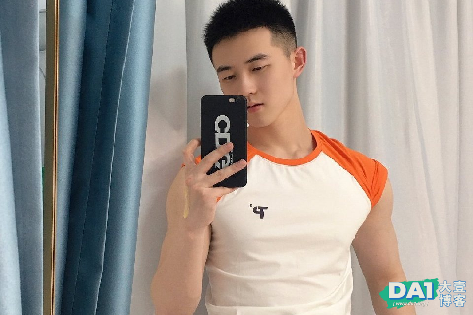 颜值高、身材棒的寸发小哥哥，一身白色运动服，自拍都这么有魅力-大壹博客